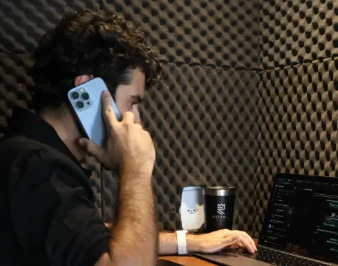 Integrante da Royal em ligação na cabine de telefone