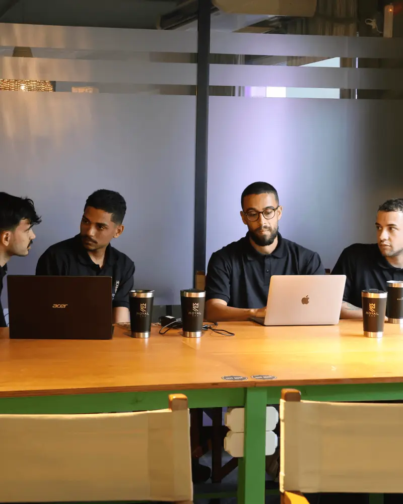 Time Royal reunido em volta da mesa de trabalho